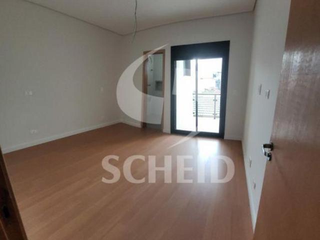 Sobrado á venda com 3 suítes e 2 vagas no Campo Grande!