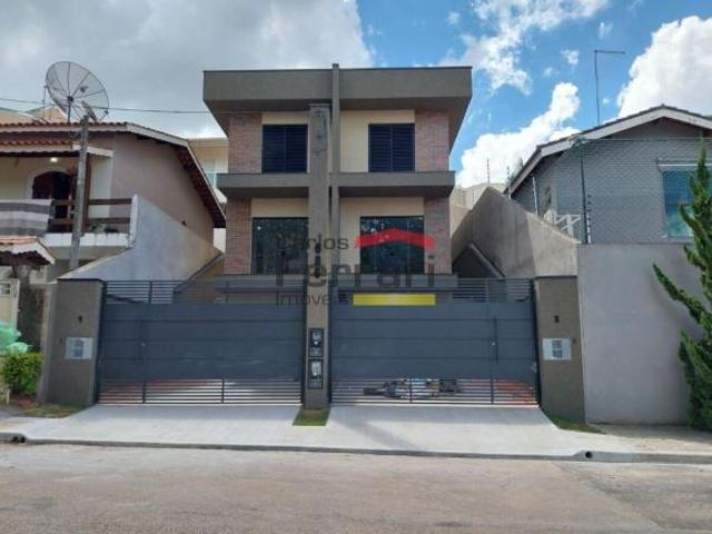 Sobrado à venda com 3 suítes e 2 vagas no Jardim do Lago