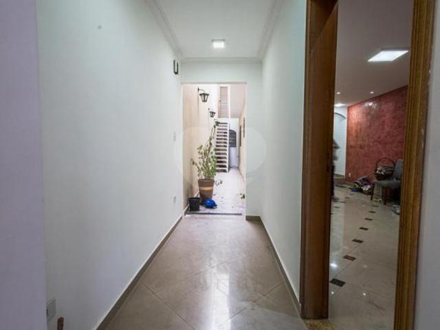 Sobrado á venda com 3 quartos e 2 vagas de garagem
