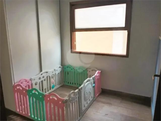 Sobrado a venda com 3 suítes, 6 vagas, espaço gourmet na melhor rua do Jardim Londrina