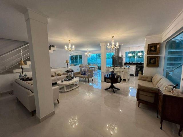 Sobrado à venda com 4 quartos e 269 m² por R$ 2.765.000
