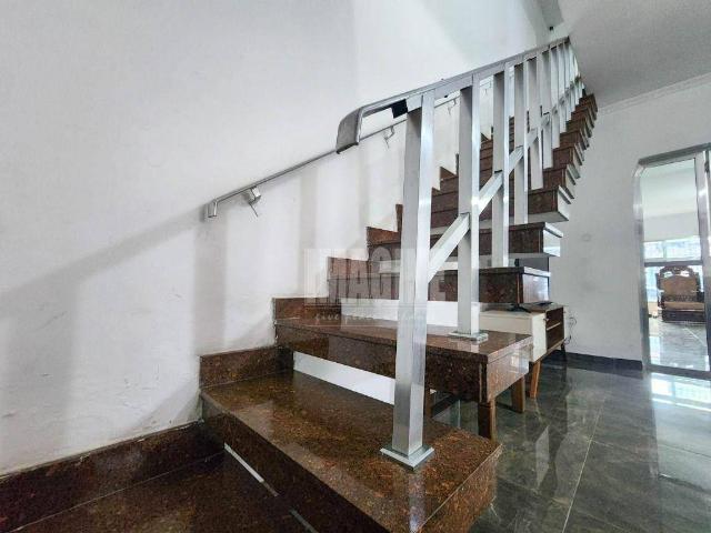 Sobrado à venda com 4 quartos e 206 m² por R$ 790.000