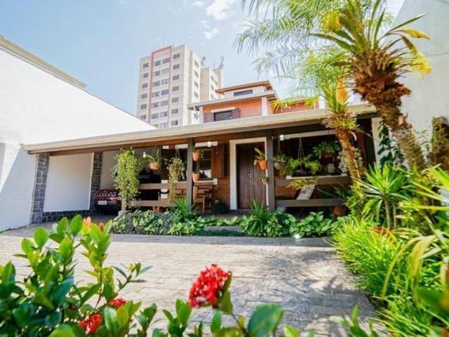 Sobrado à venda com 530m² de terreno com 3 suítes, área gourmet com piscina e churrasqueira e um lin