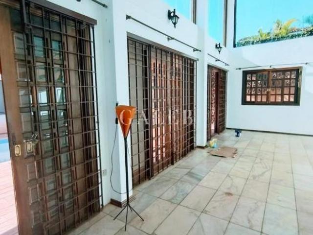 Sobrado à venda com 5 suítes, terreno de 500m²