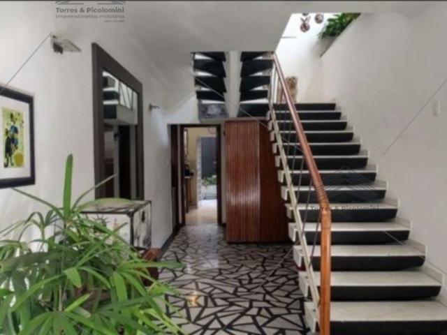 Sobrado a venda de 350 m² na Vila Mariana, 4 dormitórios, 2 suítes, 3 banheiros, sala ampla, cozinha planejada, lavanderia, área de serviço, 4 vagas