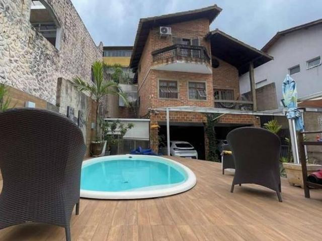 Sobrado à venda em Cotia, Jardim Semiramis, com 3 suítes, com 180 m², Não Está E