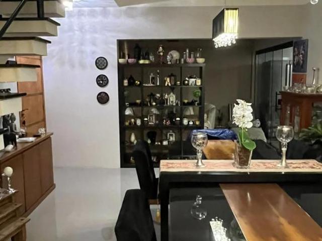 Sobrado a Venda em Jacareí com 4 suítes