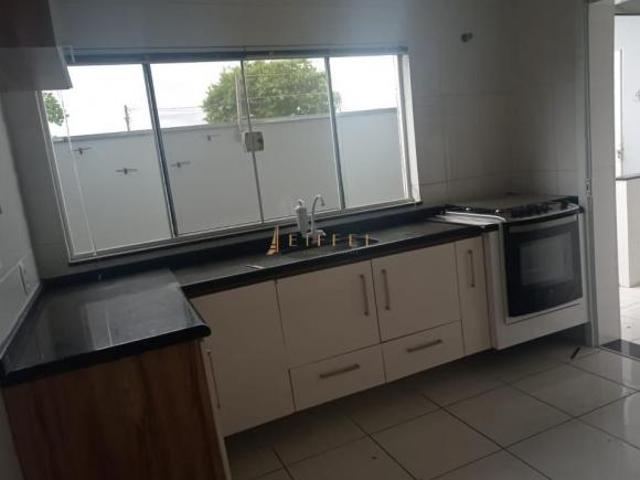 Sobrado à venda em Sorocaba, Condomínio Campos do Conde, com 3 suítes, com 236 m²