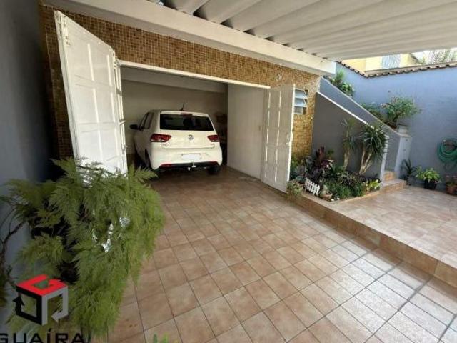 Sobrado à venda em Santo André Vila Vitória – 2 quartos, 2 vagas e quintal
