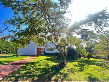 Sobrado à venda no Condomínio Fazenda Vila Real com 5 suítes e 3000m² de terreno