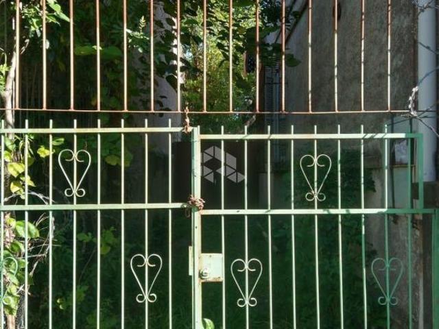 Sobrado a venda no bairro Floresta. Com 3 dormitórios 2 banheiro com pátio nos fundos