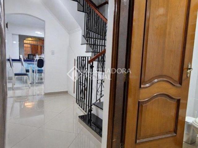 Sobrado à venda no Jardim Alzira Franco 208 m² privativos, 3 dormitórios, banheira, 2 vagas e chur