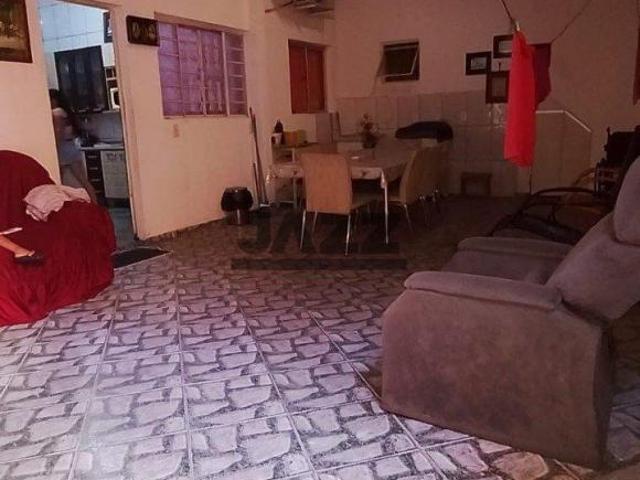 Sobrado à Venda no Jardim Colonial em São José dos Campos com 4 Casas para Locação e Ponto Comercial