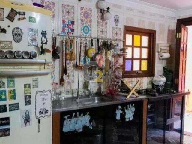 Sobrado à venda no Pacaembu com 4 quartos e 3 vagas de garagem