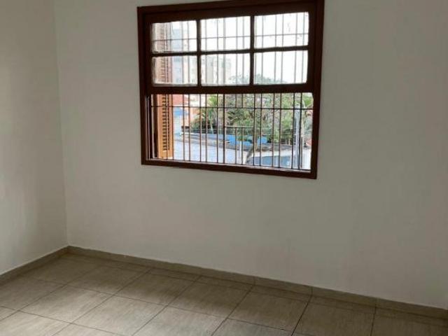 Sobrado à venda na Vila Augusta com 2 dormitórios, quintal, 2 vagas e terreno de 160 m²