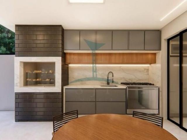 Sobrado Alto Padrão com 3 suítes e 214m² no Aristocrata, São José dos Pinhais PR: Modernidade e Eleg