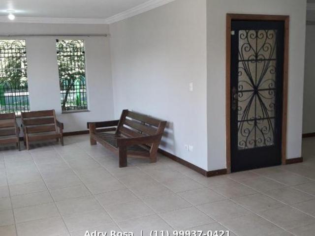 Sobrado amplo na Cidade São Francisco | 800m² de terreno e 550m² construídos | 4 vagas