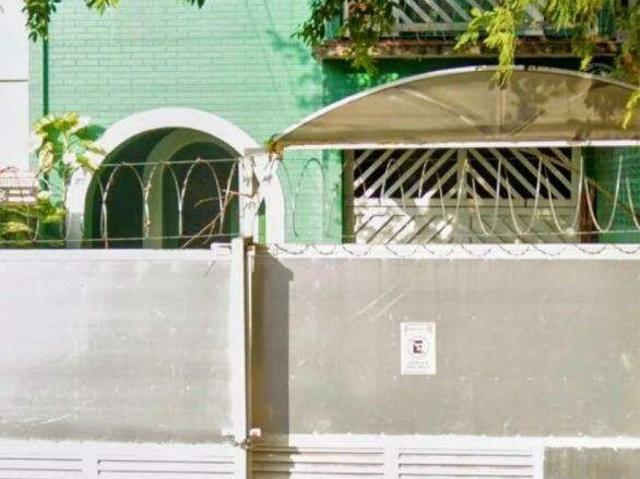 Sobrado amplo localizado perto da praia