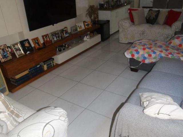 SOBRADO BEM ESPAÇOSO COM 4 DORMITÓRIOS, SENDO 2 SUÍTES E 1 COM VARANDA, 250M²