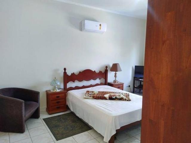 Sobrado c/ 4 dormitorios + suite 6 vagas, á venda na Praia Grande!