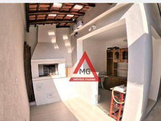 SOBRADO com 4 dormitórios, sendo uma suíte master com closet, próximo ao Colégio XIX de Março no bai