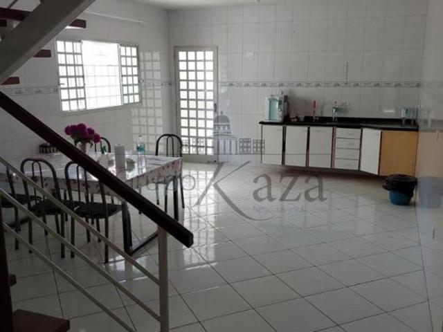 Sobrado com 4 dormitórios, 319 m²