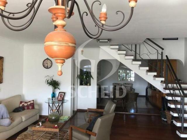 Sobrado com 4 pavimentos e 430m2 em excelente localização na Zona Sul