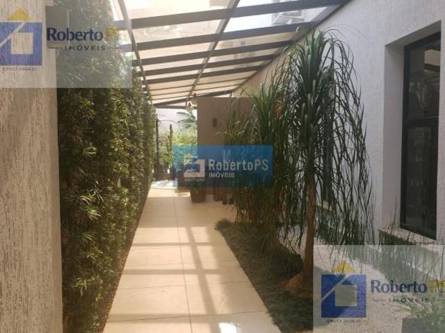 Sobrado com 4 quartos / 2 suítes com consultório em anexo e piscina