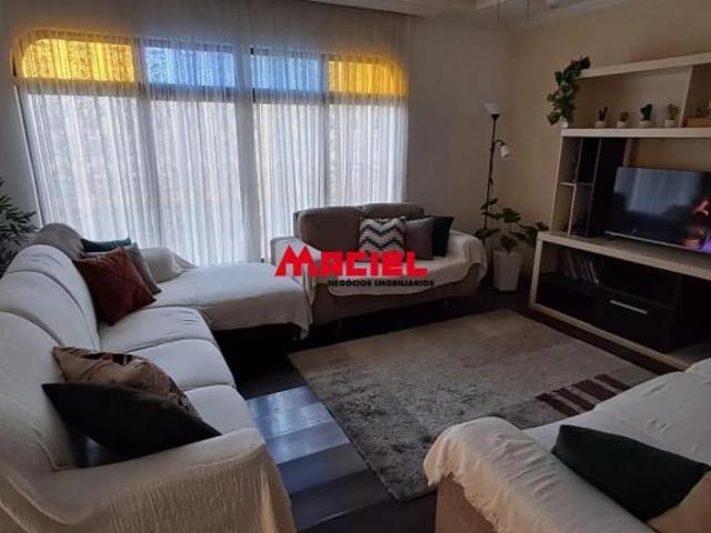 Sobrado com 4 Quartos e 3 banheiros à Venda, 275 m² por R$ 899.000