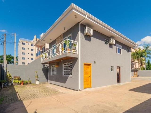Sobrado com 4 Quartos e Terreno Amplo no Cajuru Espaço e Conforto em Cada Detalhe