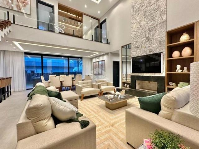 Sobrado com 4 Suítes, garagem coberta para 02 carros, no condomínio fechado Lago