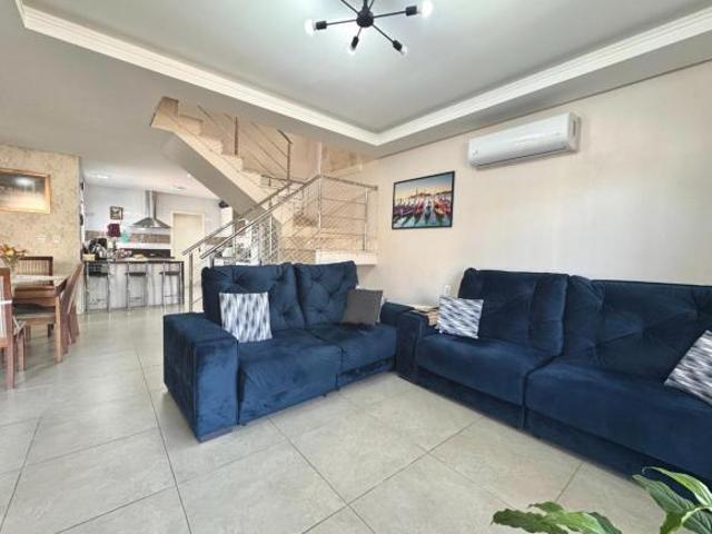 Sobrado com 5 Quartos e 3 banheiros à Venda, 233 m²