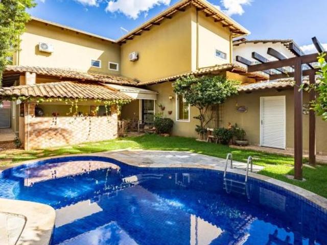 Sobrado com 5 quartos, lazer completo, piscina e jardim no Residencial Granville