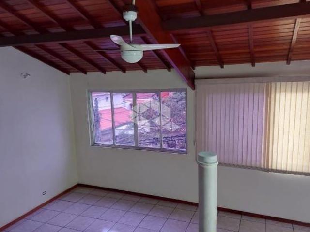 Sobrado com 5 quartos, salão e 4 banheiros