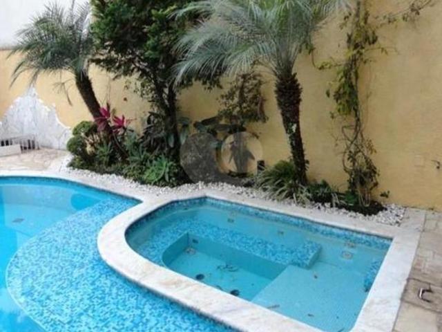 Sobrado com 6 quartos à venda em Horto florestal SP