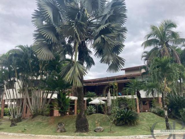SOBRADO COM 6 SUÍTES DENTRO DE CONDOMINIO FECHADO