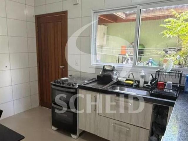 Sobrado com 03 dormitórios e 02 vagas