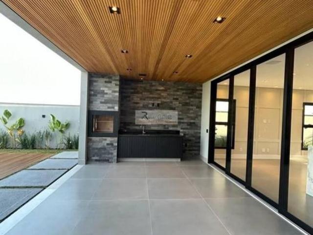 Sobrado com 04 suítes, 04 vagas de garagem, ampla sala de estar, espaço gourmet, piscina, no condomi