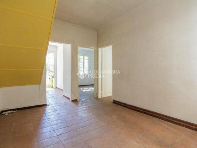 Sobrado com 06 quartos, 2 andares com Entrada independente