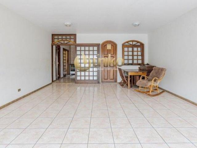 Sobrado com 10 vagas de garagem no Xaxim excelente