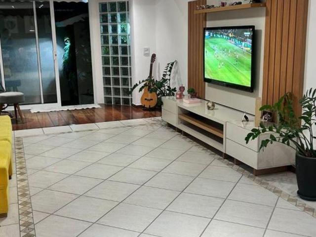 Sobrado com 137m², 2 suítes, 4 vagas, churrasqueira e piscina. Avalia Permuta