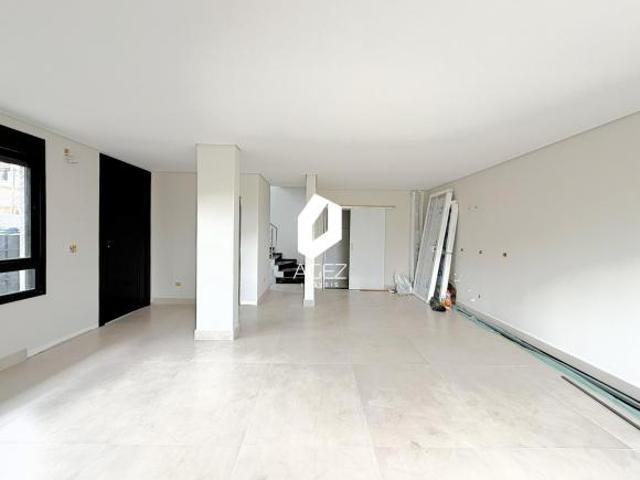 Sobrado com 180m² no Uberaba com 3 quartos, terraço e garagem