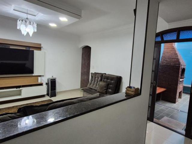 Sobrado com 208 m² privativos, 3 dormitórios, banheira, 2 vagas e churrasqueira