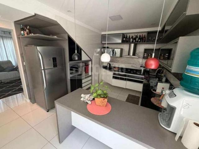 Sobrado com 213m² à venda com 4 quartos, 1 suíte, energia solar e espaço gourmet no bairro Costeira