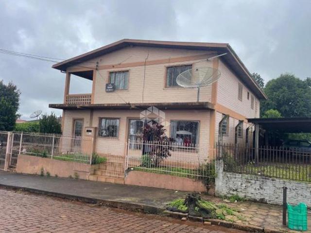 Sobrado com 250m²| 4 Quartos | 2 vagas de garagem coberta | Centro Sertão RS