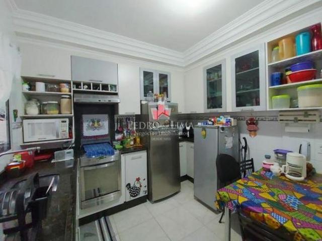 Sobrado com 2 quartos, 2 suítes, 3 vagas, churrasqueira e 115 m², na região Penha