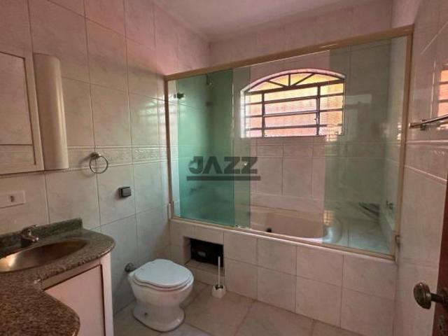 Sobrado com 2 Suítes, Hidromassagem, Energia Solar e Quintal Amplo