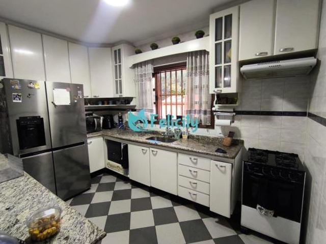 Sobrado com 3 dorms, 1 suíte, 4 vagas, 203m2 no City Pinheirinho