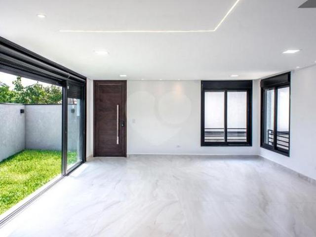Sobrado com 3 Quartos, à Venda no Novo Mundo
