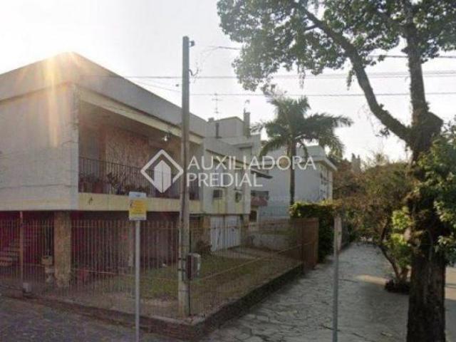 Sobrado com 3 quartos e 4 vagas no Jardim Lindoia
